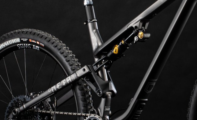 Abgebildet ist der Hinterbau eines Commencal META Bikes. Montiert ist ein Öhlins TTX1 Air Dämpfer.