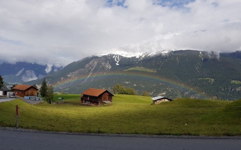 Regenbogen im Bergpanorama