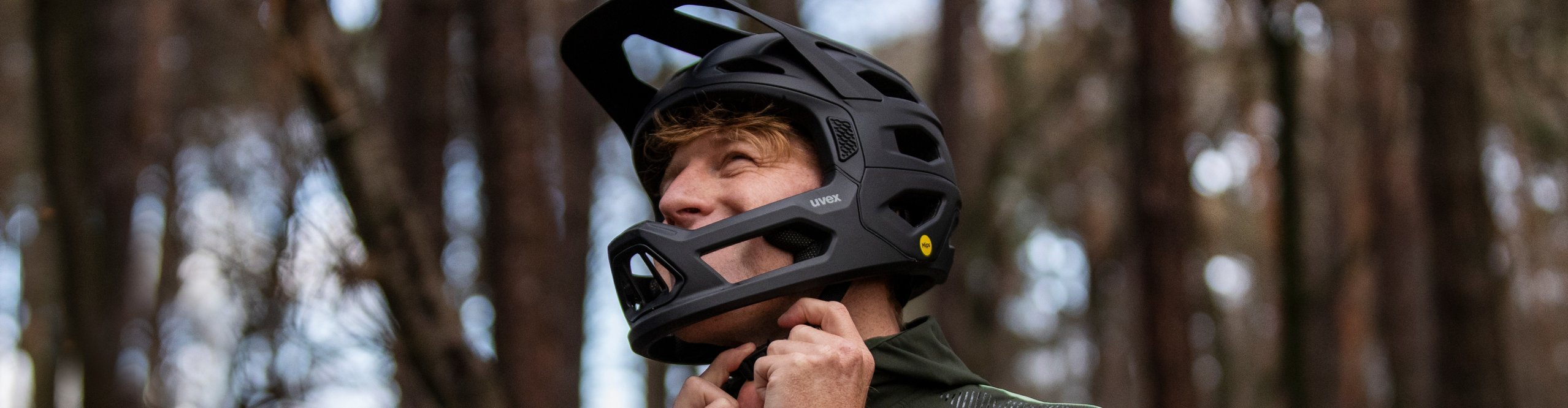 Sergej aus dem bc Serviceteam trägt ein Fullface-Helm von uvex 