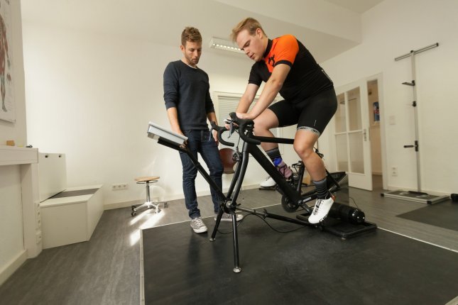 Jonas auf dem Cyclus 2 Ergometer.