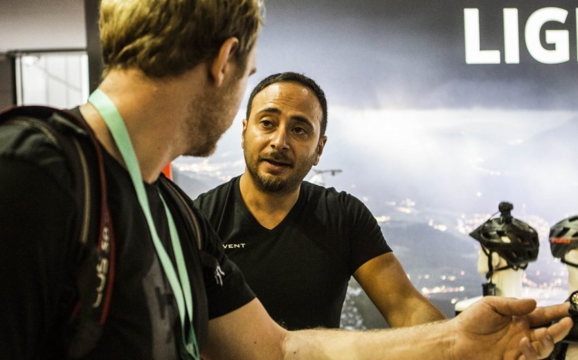 Levent der Teamleiter der Fertigung erklärt Sebastian die neu Blika.