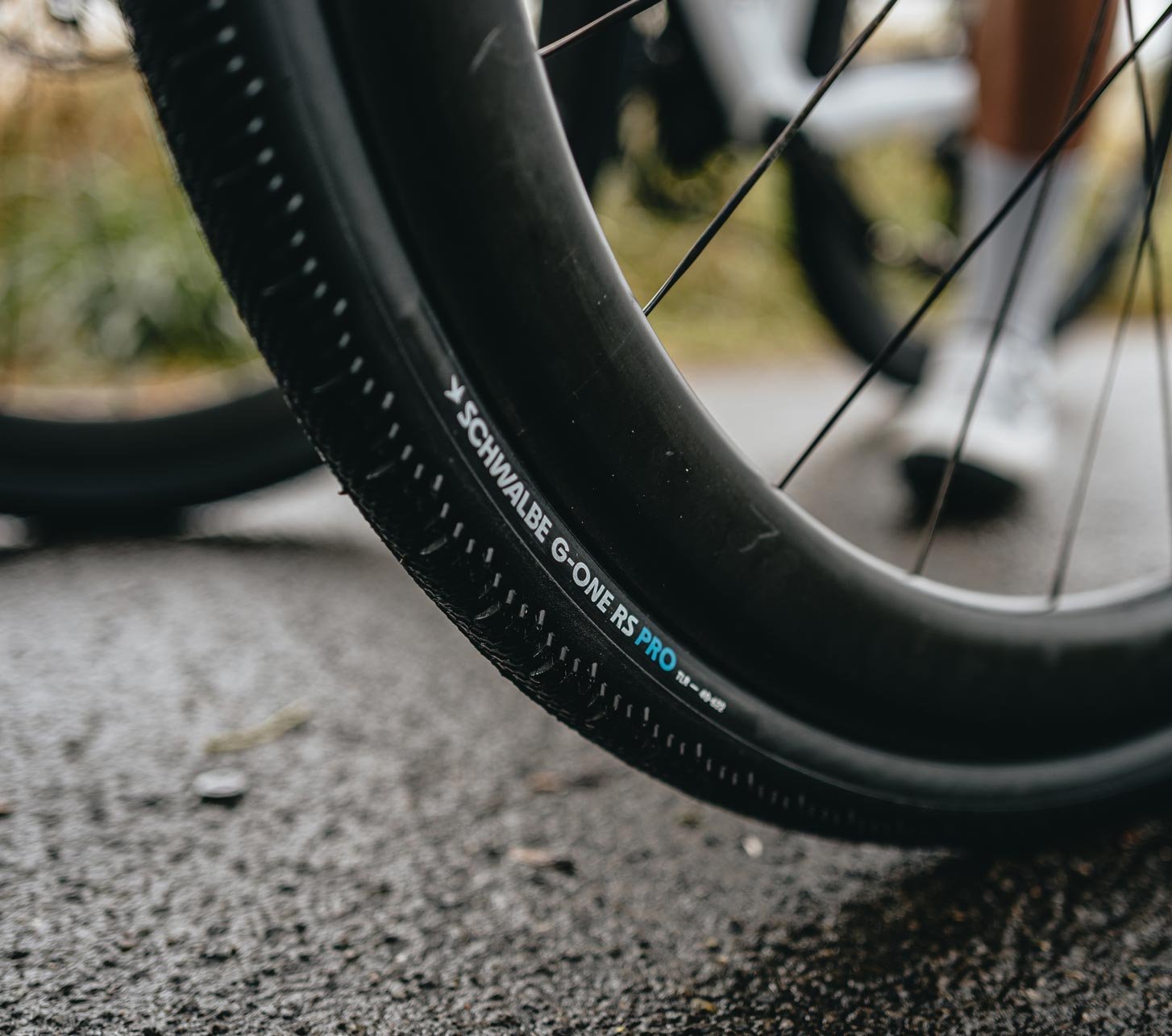 Nahaufnahme des Schwalbe G-One RS Pro Gravel-Reifens auf Carbon-Laufrad im Einsatz auf Asphalt – schneller Tubeless Gravelbike-Reifen für Race, Grip und Kontrolle