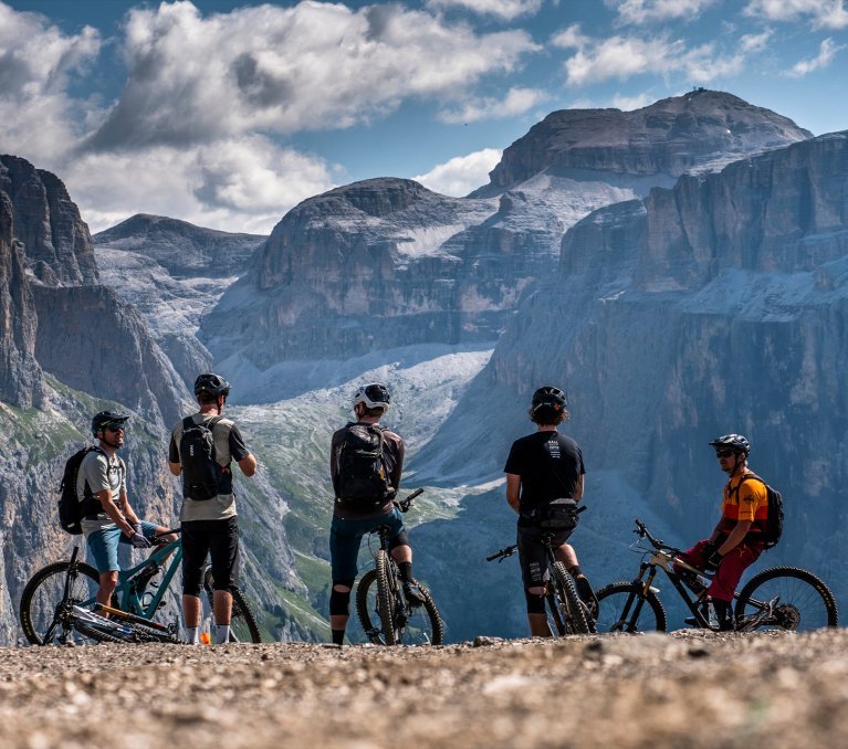 Biker machen Pause und genießen den Ausblick auf die Berge