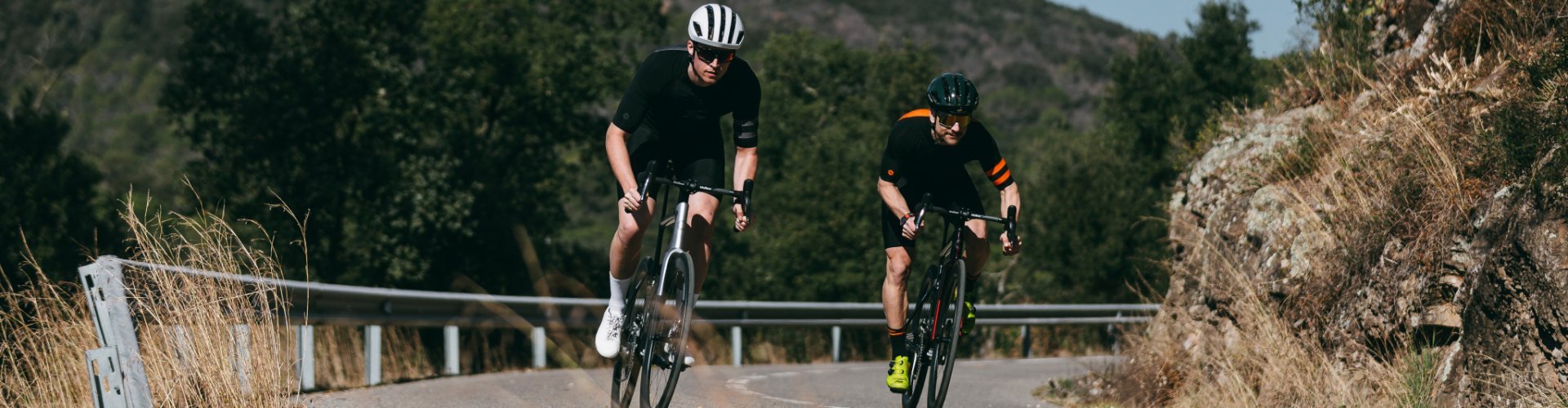 Mark y Franjo del equipo de bc embalando a la salida de una curva en las nuevas bicicletas de ruta Cannondale SuperSix EVO.