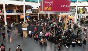 Morgens um 8:30 Uhr auf der EUROBIKE Friedrichshafen. Alle warten auf die Öffnung der Messehallen.