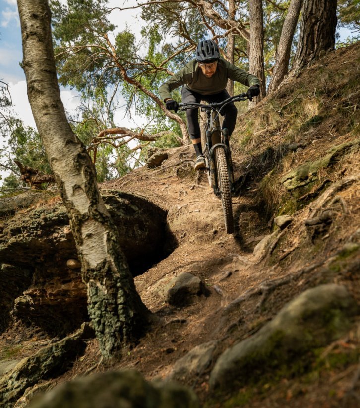 Berno heizt auf einem E-MTB einen Trail hinunter