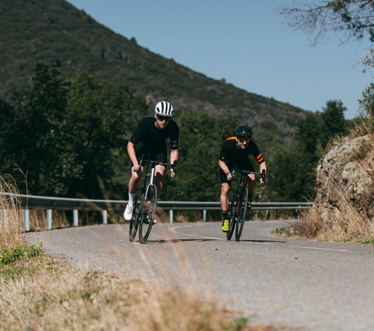 Mark et Franjo de l'équipe bc sprintent à la sortie d'un virage sur les nouveaux vélos de route Cannondale SuperSix EVO.