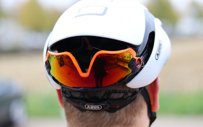 Dadurch dass die Brille hinter dem Helm verstaut wird, gibt es vorne keine unnötigen Luftverwirbelungen.