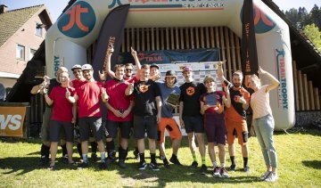 Fast die ganze bike-components crew auf dem Podium der Ambassadeur Wertung der TrailTrophy im Harz