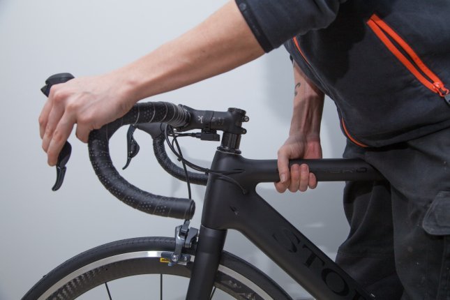 Ziehe die Vorderradbremse und bewege das Bike nach vorne und hinten, ist der Steuersatz lose merkst Du das im Lenker.