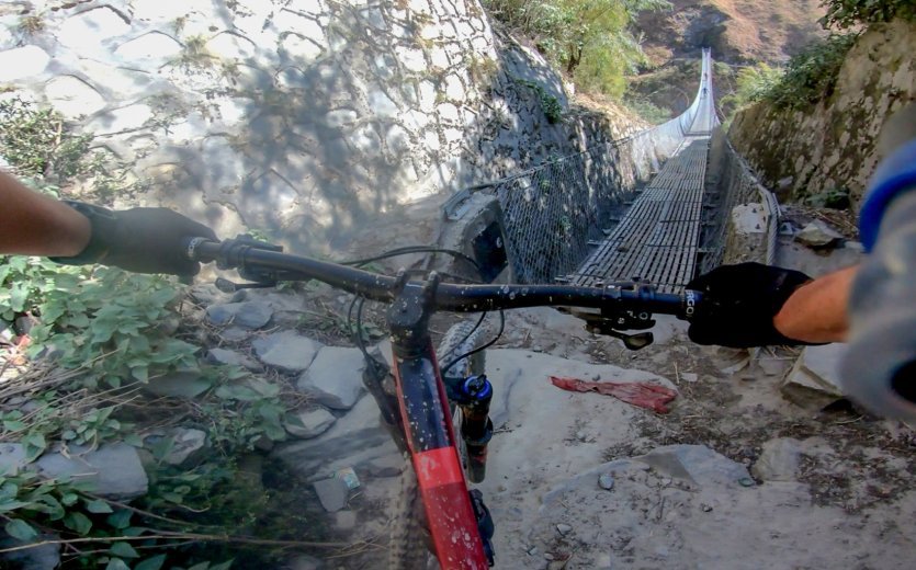 Himalaya Gebirge Schlucht Trail Hängebrücke biken