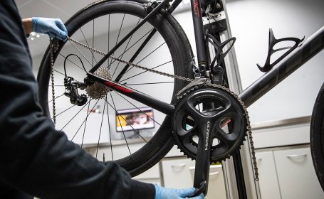 The correct length of the chain has been determined. To do this, the mechanic places the chain on the large chainring.