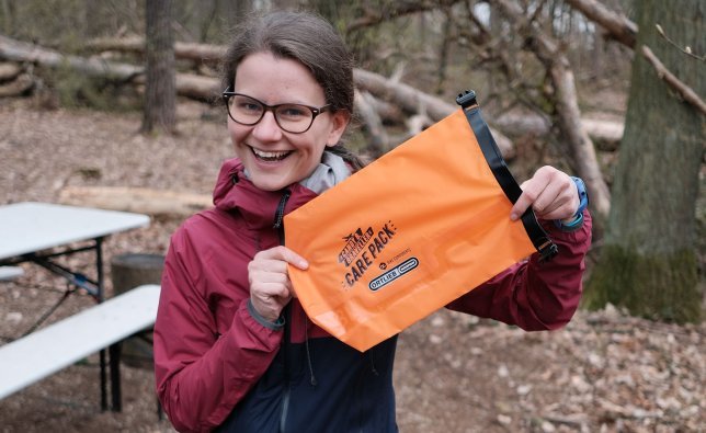 Linda mit dem Candy B. Care Pack von Ortlieb.