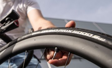 Jonas, de la gestion des produits bc, réduit la pression de gonflage de son pneu.
