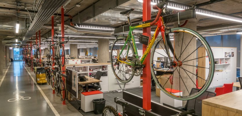 Mitarbeiter-Fahrräder direkt am Arbeitsplatz, Fahrradstraße im Büro