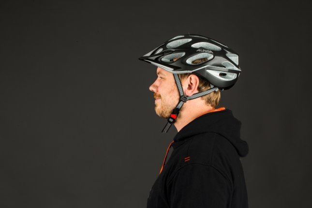 So sitzt der Helm genau richtig. Er sollte dein Sehfeld nicht beeinflussen, aber auch nicht zu steil auf dem Kopf sitzen.