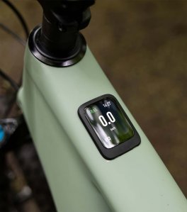 Nahaufnahme des eingeschalteten Digital-Displays am Oberrohr Lenker eines Specialized Turbo Levo Comp E-MTBs.