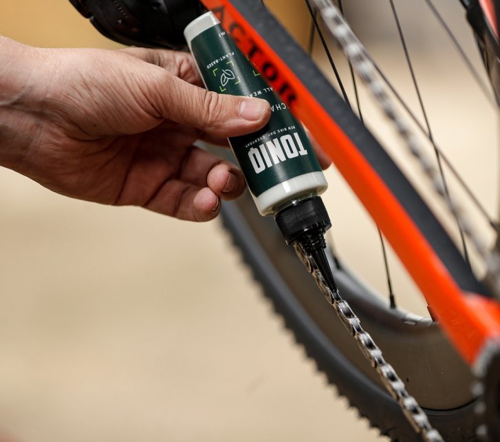 TONIQ chain wax is applied to a bicycle chain. 