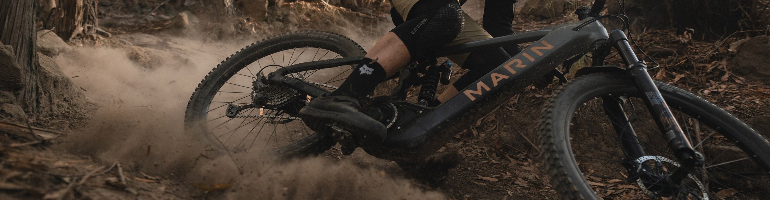 Mountainbiker auf MARIN MTB in Kurve auf Trail Seitenansicht