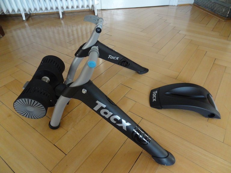 Vergleich: Tacx Bushido Smart vs. Elite Qubo Power Mag Smart