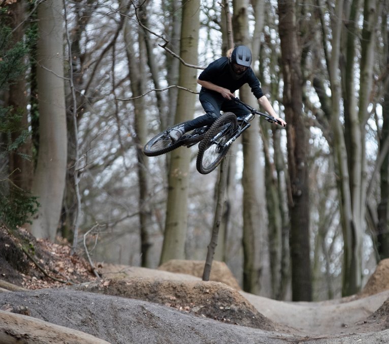 Gravity MTB Fahrer bei einem sehr hohen Sprung