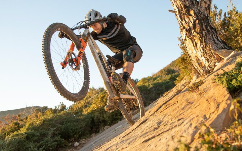 En bicicletas de montaña, es una cuestión de disciplina y de gusto personal: firmemente enganchado, nunca se pierde el contacto con los pedales.