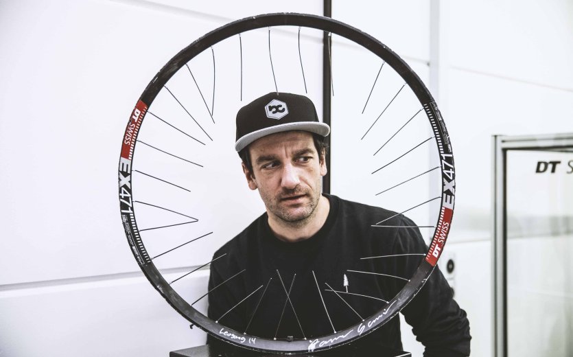 La rueda más famosa en la historia del deporte de Downhill. Utilizada por Aaron Gwin en la Copa del Mundo en Leogang en el año 2014. Sin cubierta. El resto es leyenda - ¡y explica la mirada incrédula!