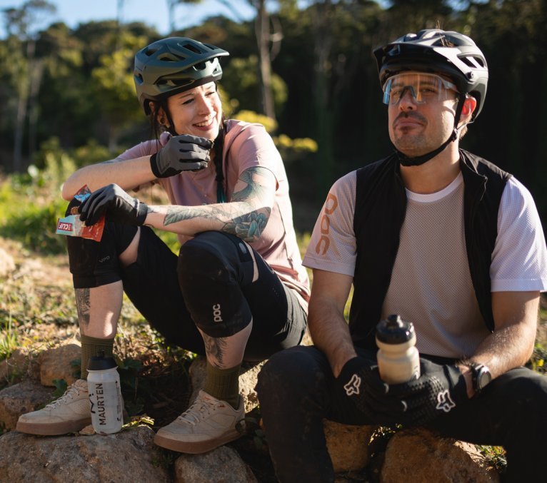 Isa y Georg del equipo de bc durante una pausa, refortaleciéndose con una barrita y tomando agua.