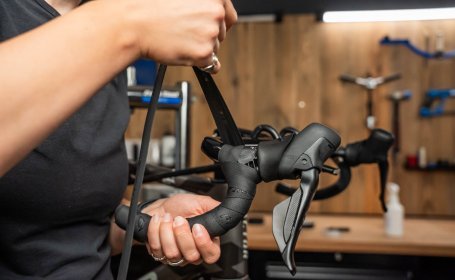 Die Mechanikerin beginnt mit der ersten Wickelung am Oberlenker.
