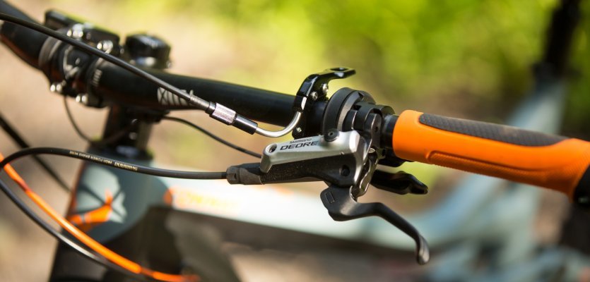 Shimano Deore brakes bring the eWME 627 to a safe stop.