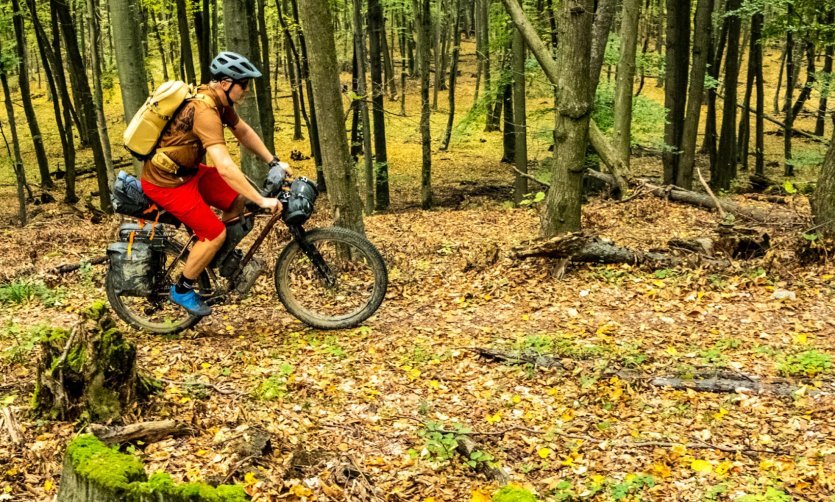 Der ORTLIEB Gravel-Pack ist die perfekte Ergänzung für lange, ruppige Bikepacking-Touren.