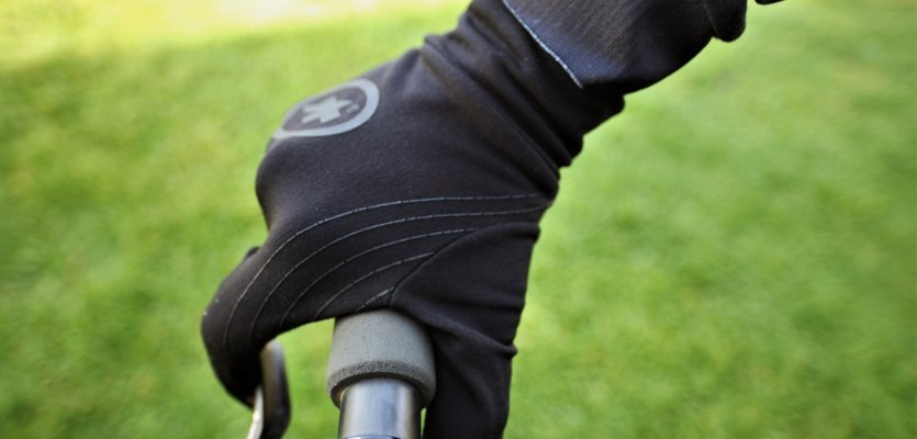 The ASSOS tiburuGloves_evo7 gloves help grip the bars.