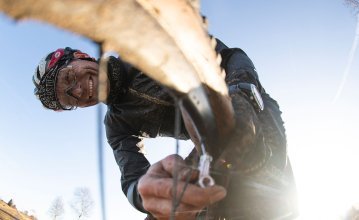 Markus, du service clientèle de bc, remplit son pneu d'air après une crevaison.