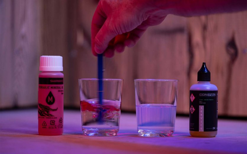 ... setzt sich Mineralöl deutlich vom Wasser ab.