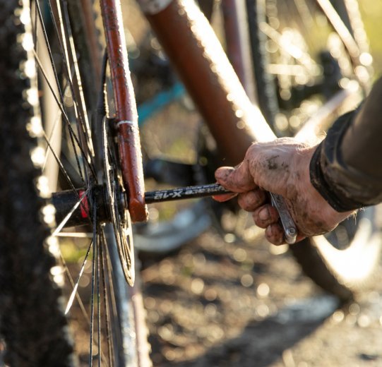 Un monde nouveau : la liaison nettement plus rigide entre la roue et la fourche ou le cadre est aujourd'hui garantie par des axes traversants.