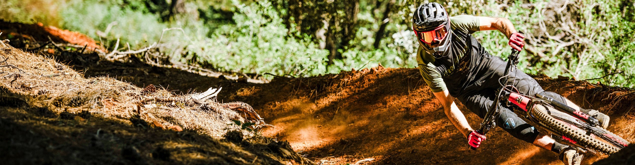 Bell_Fahrradhelme_LPHeader_3840x1000_Zephyr_Sawyer.jpg