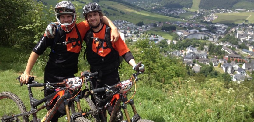 Christoph und Benny von bike-components beim Endurorennen in Willingen 2014 vor der letzten Stage