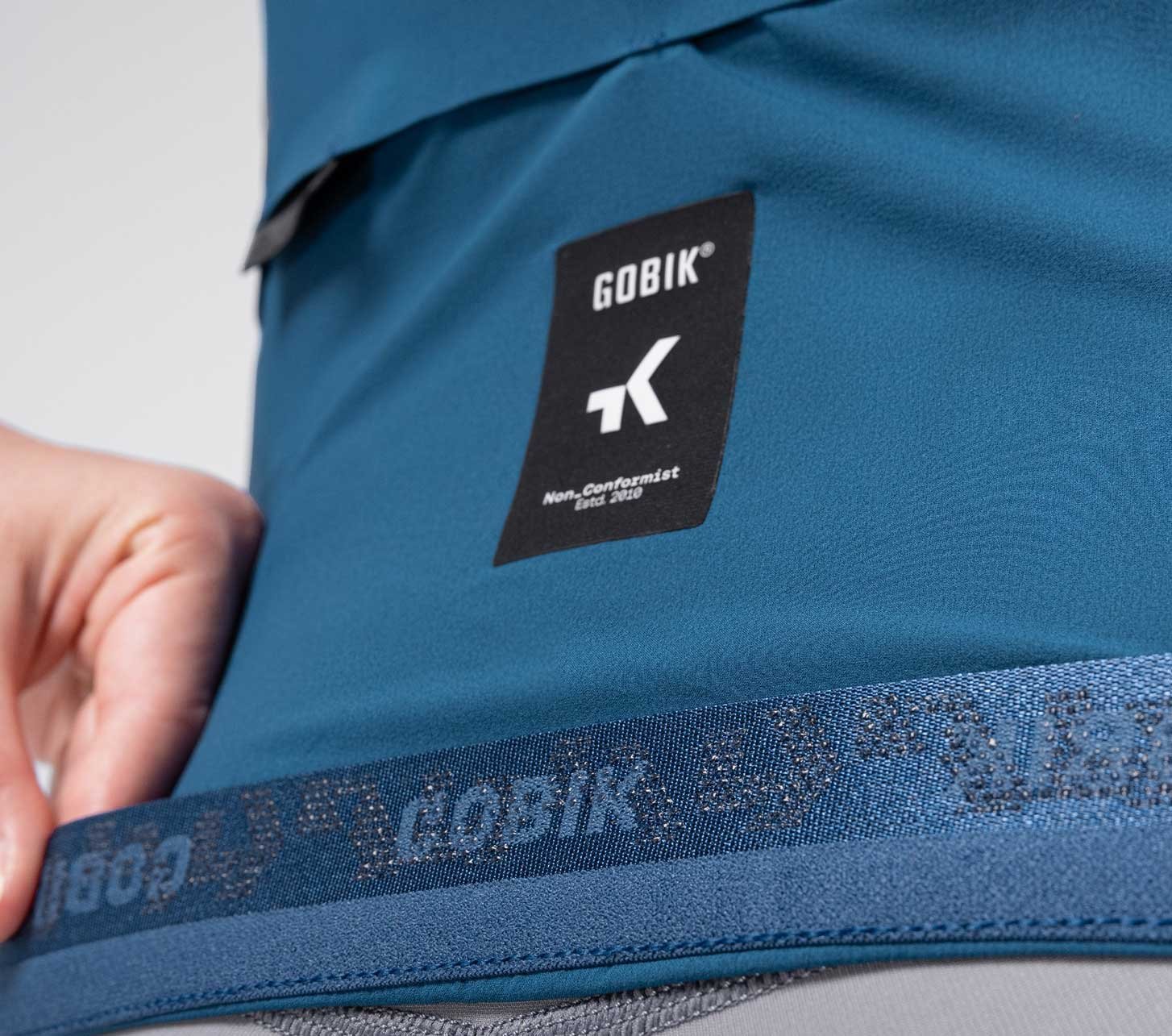 Détail du gilet vélo Gobik Vector 3.0 bleu pour femme avec bande antidérapante intérieure à l’ourlet.