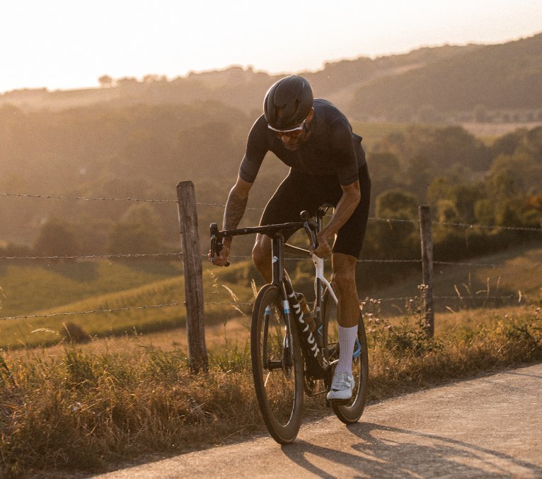 Rennradfahrer fährt bei schönem Wetter