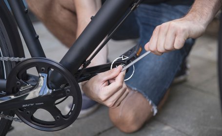 Ziehe das Pedal nun mit dem längeren Hebel fest. Es sollte etwa mit 40 Nm angezogen werden, falls du einen solchen Drehmomentschlüssel zur Hand hast.