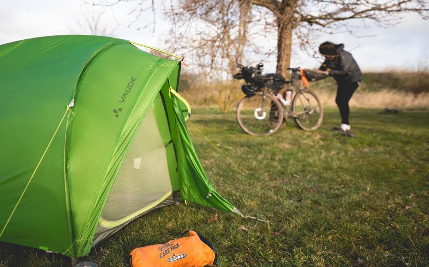 Christian packt sein Rad für die Weiterfahrt nach einer Nacht im Camp. 