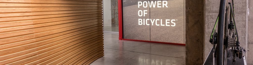 Lobby, Rennrad auf Podest, Slogan, Plakat