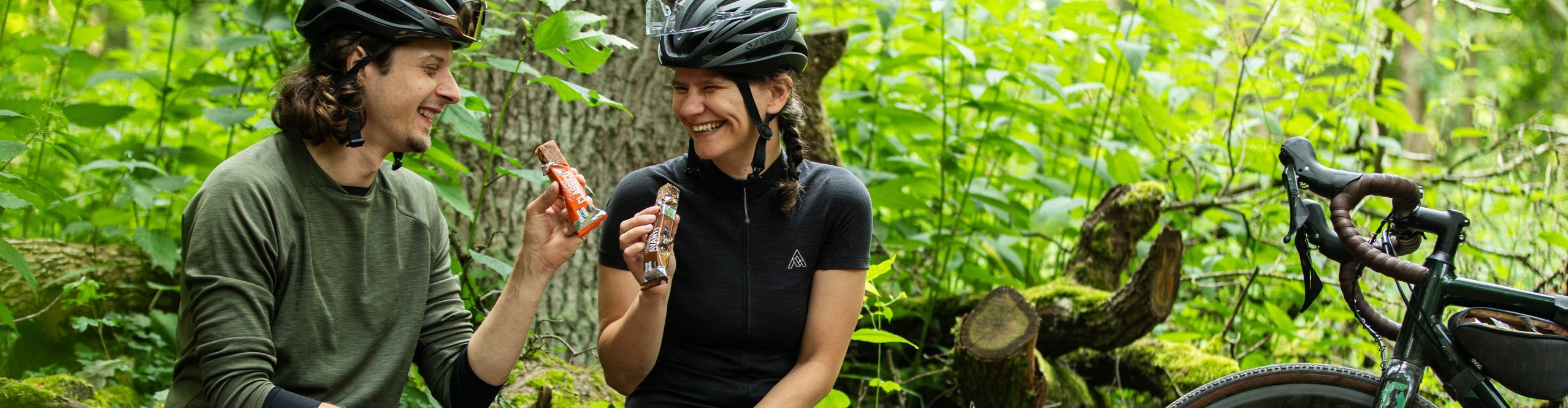 Zwei Radfahrer genießen ihre Veloforte Classico Bars in der Natur