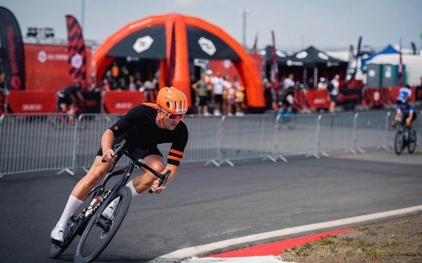 bc Rennradfahrer auf der Piste