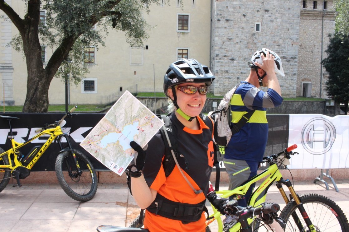 Steffi am Start des eMTB Rennens. Eine Stage umfasste eine Orientierungsfahrt.