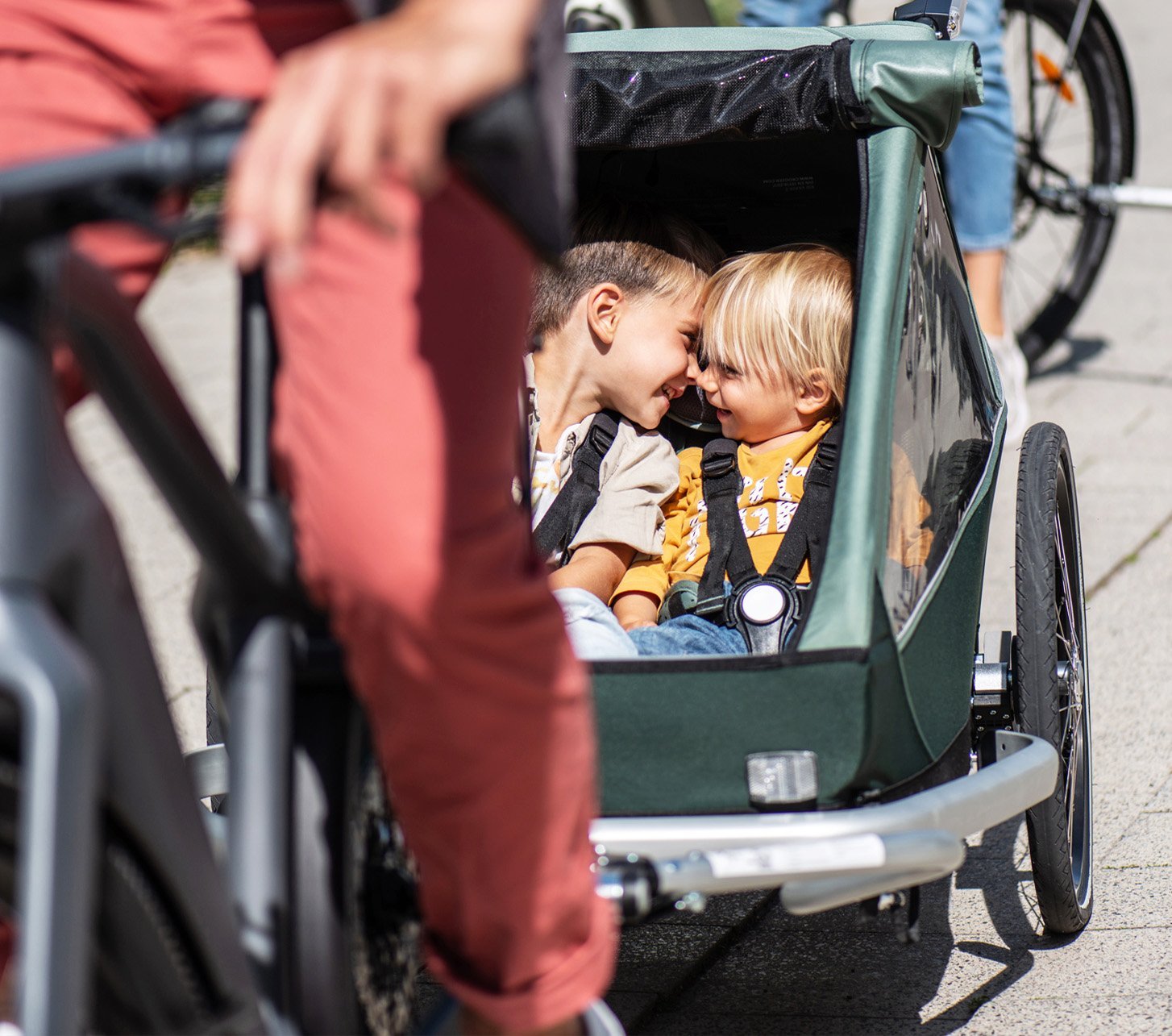 2 Kinder in Croozer Fahrradanhänger