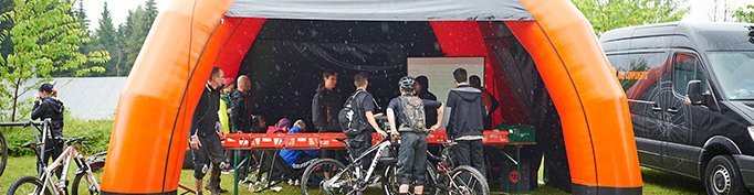 bike-components Zelt im Start Ziel Bereich bei der Trailtrophy Breitenbrunn