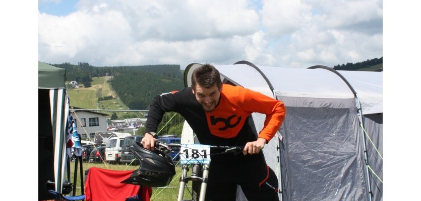 Bene von bike-components vor dem IXS Downhillcuprennen 2014