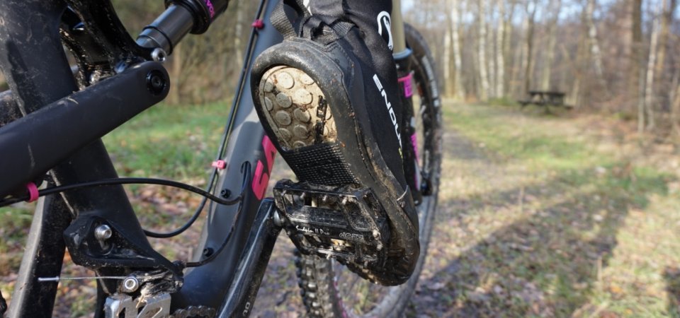 Endura MT500 Plus overshoes are made specifically for flat pedals.