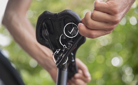 Im Anschluss werden die beiden Schrauben abwechselnd und gleichmäßig angezogen und auf Drehmoment gebracht.